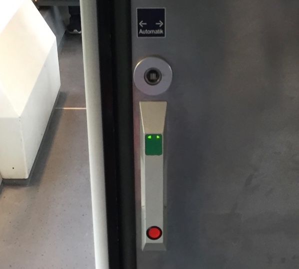 Same door handle as above. This time the red circle no longer glows, but is just there. Instead in the green rectangle at the top, two arrows pointing to the left and right glow.